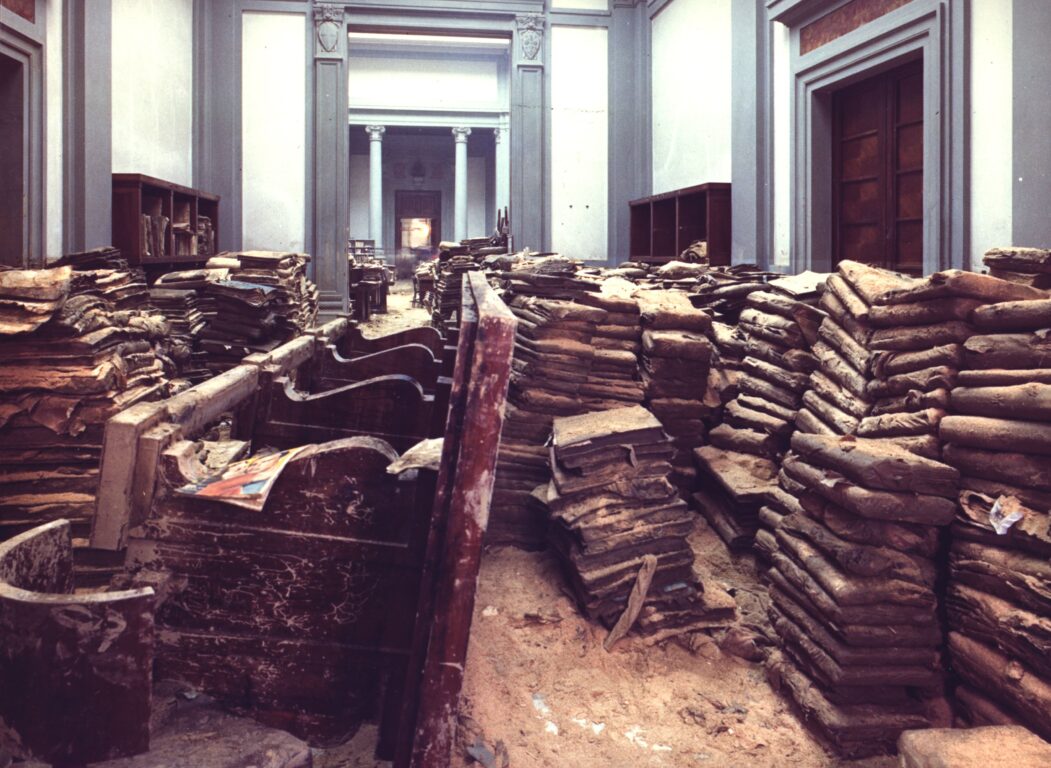 A causa della sua vicinanza al fiume Arno, gli interni della Biblioteca Nazionale di Firenze furono completamente allagati fino all'altezza di sei metri.