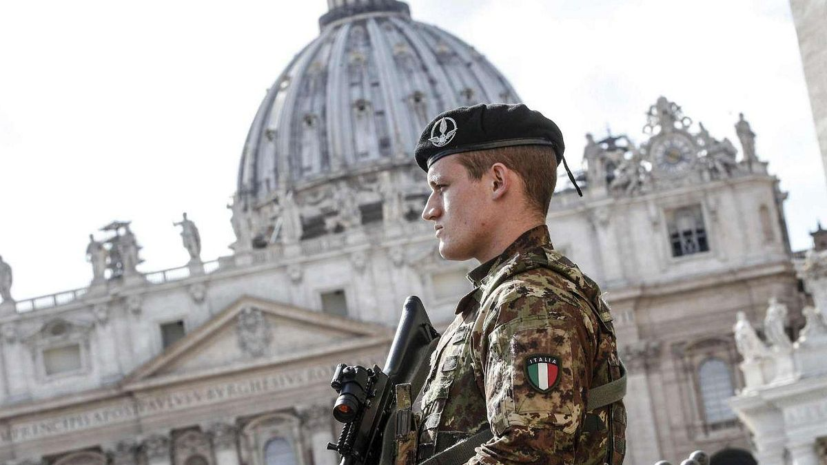 «Accoglienza, cortesia», ma anche «rigore», saranno le parole d'ordine dell'intera operazione lunga dodici mesi. Che comprenderà anche aeroporti, il porto di Civitavecchia e tutte le stazioni ferroviarie e i caselli autostradali.