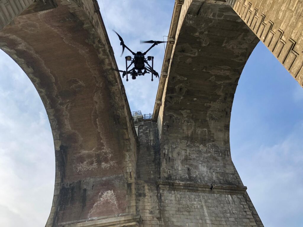 La piattaforma BeSafe di Aisico utilizza l'intelligenza artificiale per trasformare il censimento di ponti in analisi predittiva. Attraverso la creazione di modelli digitali 3D, consente ispezioni remote e l'individuazione precoce di anomalie.