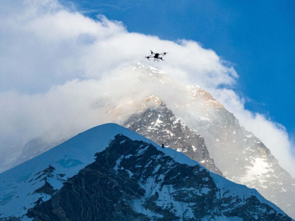 Droni sull'Everest: così il tetto del mondo diventa un luogo meno pericoloso.