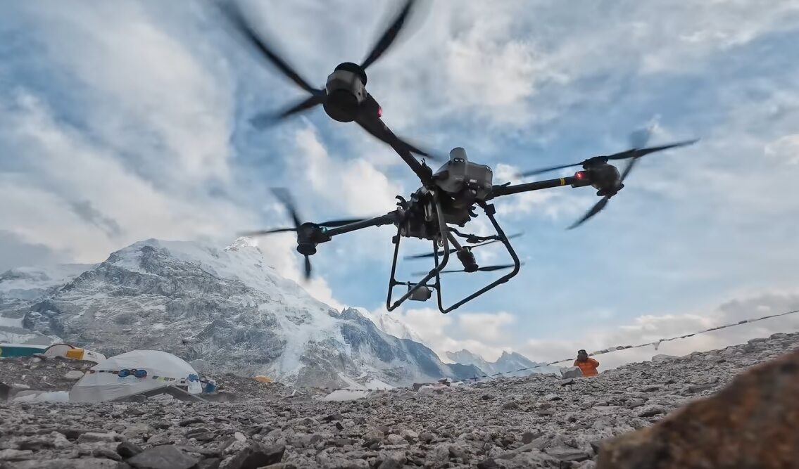 Droni sull'Everest sostituiscono gli Sherpa.