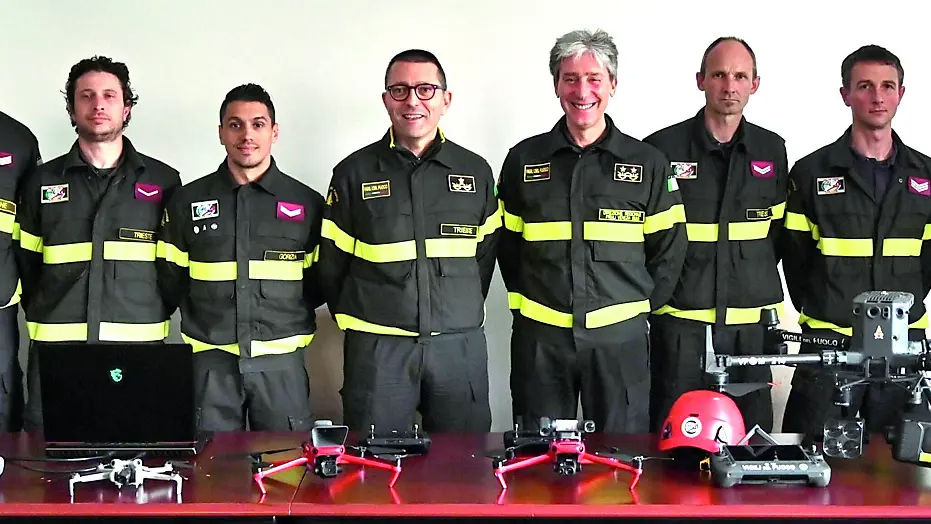 I componenti il nuovo nucleo Sapr, acronimo che sta per Sistema Aeromobile a Pilotaggio Remoto, dei Vigili del fuoco del Friuli Venezia Giulia assieme al comandante regionale Mauro Luongo e a quello provinciale Alberto Maiolo. Davanti a loro i droni e i relativi telecomandi per pilotarli.