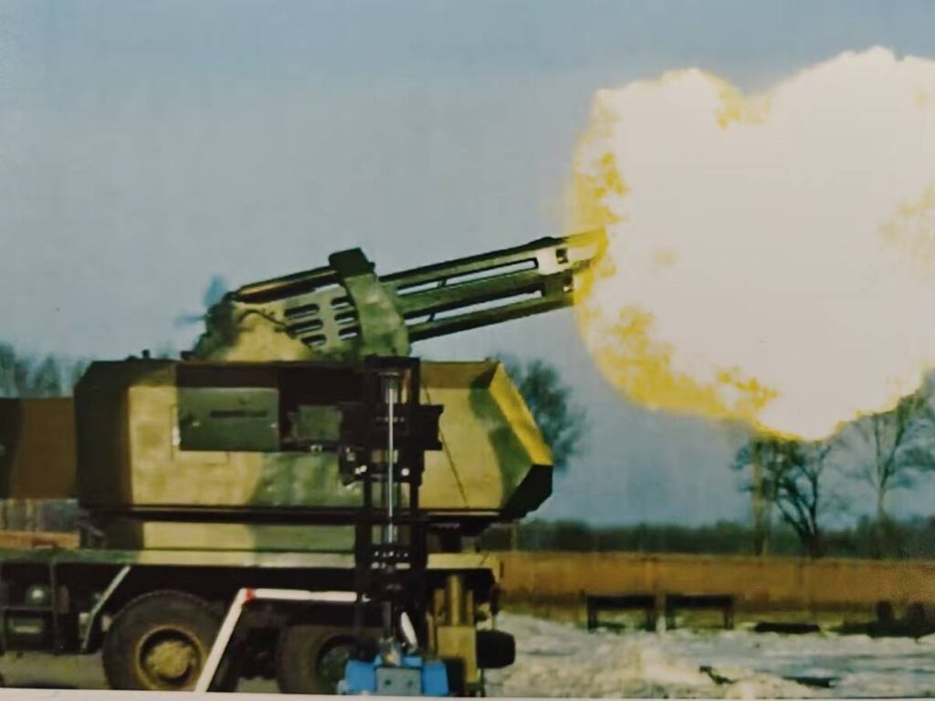 La nuova arma che sta sviluppando la Cina è una super mitragliatrice antidrone e antimissile composta da cinque o più canne, ciascuna delle quali in grado di sparare proiettili a una velocità di 450.000 colpi al minuto.