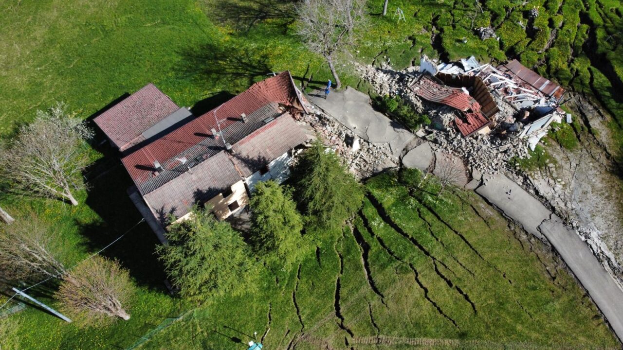 Droni con tecnologia LiDAR. La maxi frana in provincia di Modena: sono stati utilizzati droni con sensori Lidar che hanno sorvolato l'area suddivisa in quattro zone.