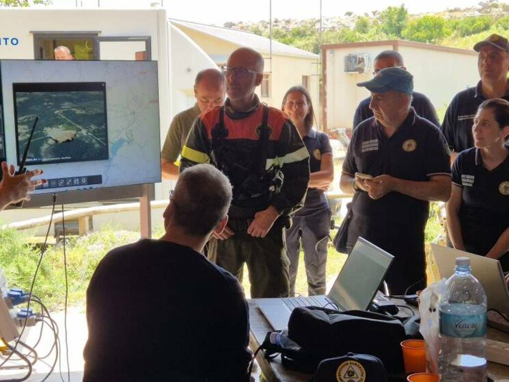 Per l’occasione, oltre 100 operatori sono stati coinvolti tra Vigili del Fuoco, Protezione Civile regionale, volontari, tecnici ed esperti del settore dronico.