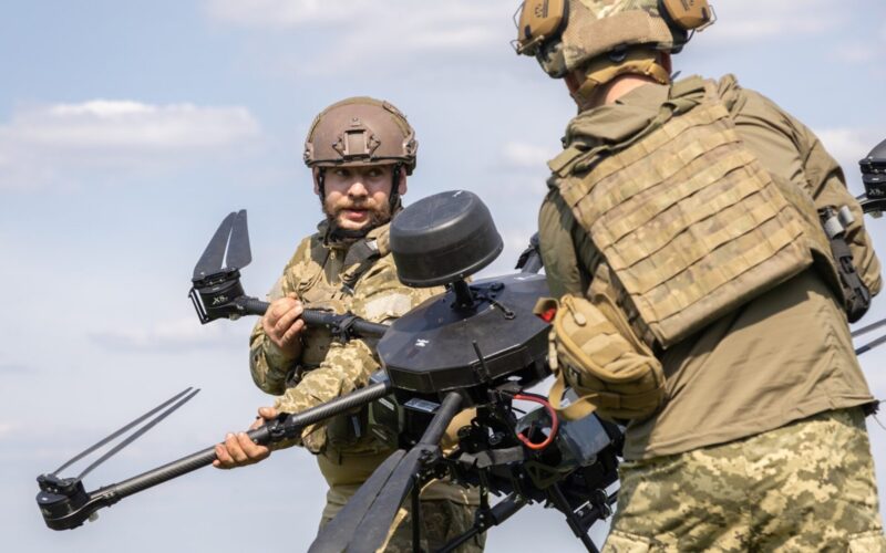Membri delle forze armate ucraine con un drone pesante UAV "Baba Yaga".