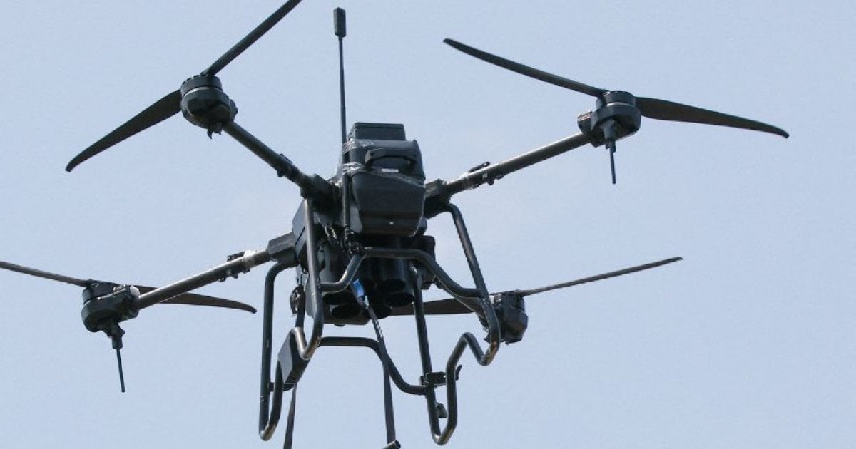 Renault sta valutando una possibile partecipazione, pur riconoscendo la necessità di chiarire aspetti tecnici e organizzativi. La produzione di droni richiede infatti standard di sicurezza e precisione superiori a quelli del settore automobilistico.