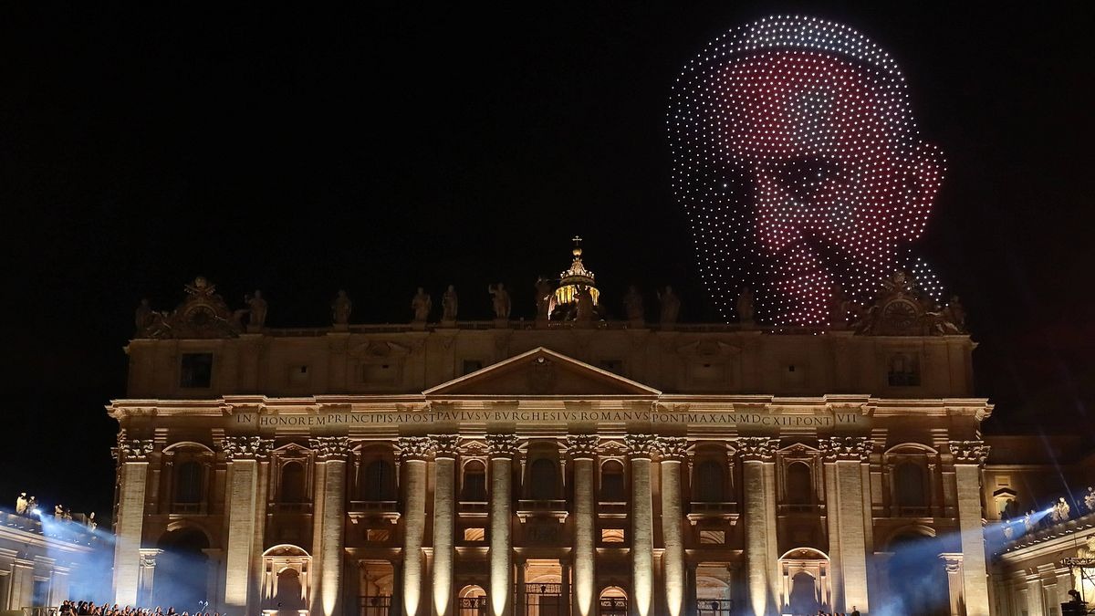 In Vaticano il cielo dipinto dai droni di Grace for the World.