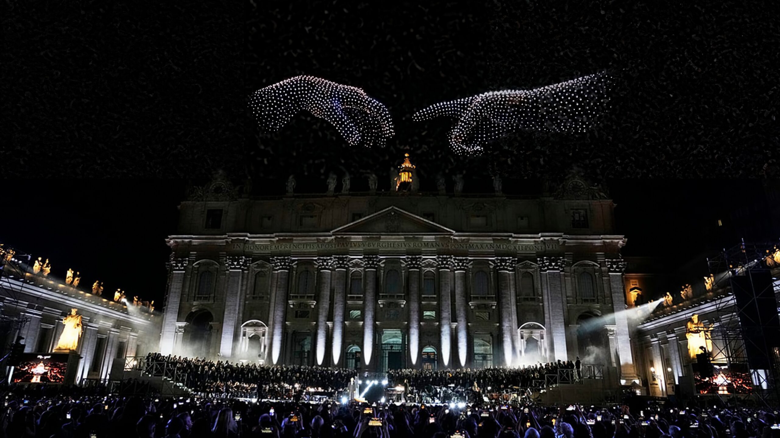 Uno spettacolo di 3mila droni ha trasformato il cielo sopra San Pietro in una tela vivente con messaggi di pace, immagini ispirate a Michelangelo e alla Cappella Sistina e il volto di Papa Francesco.