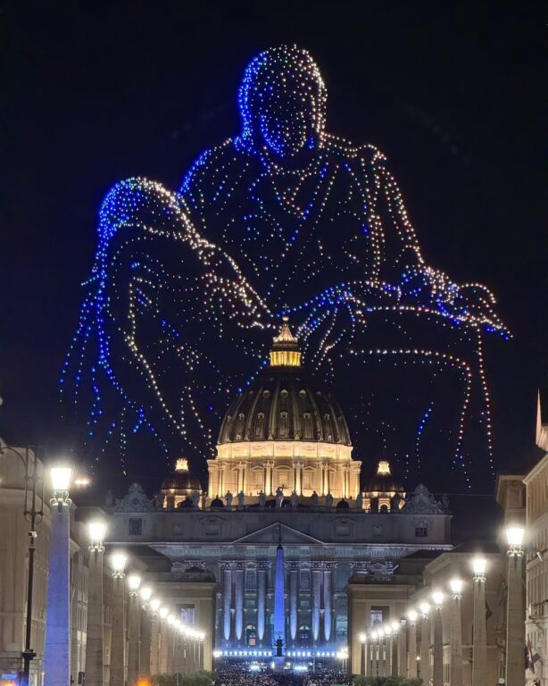 3.000 droni hanno illuminato il cielo notturno del Vaticano, ricreando con precisione mozzafiato alcune delle opere più iconiche di Michelangelo.