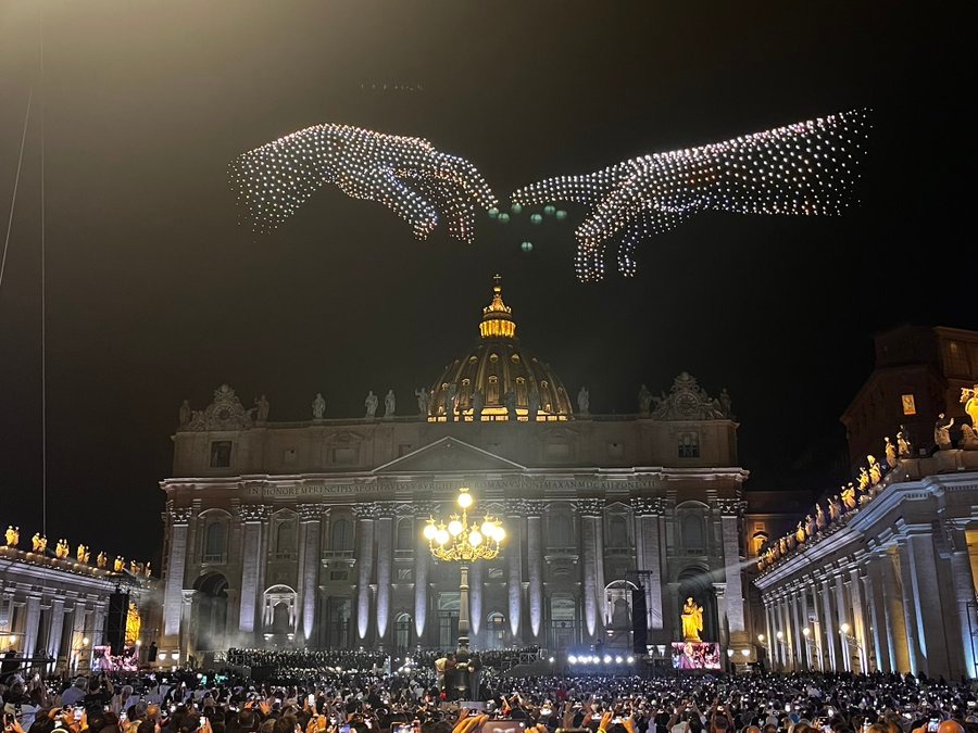 3.000 droni ricreano i capolavori di Michelangelo sul Vaticano.