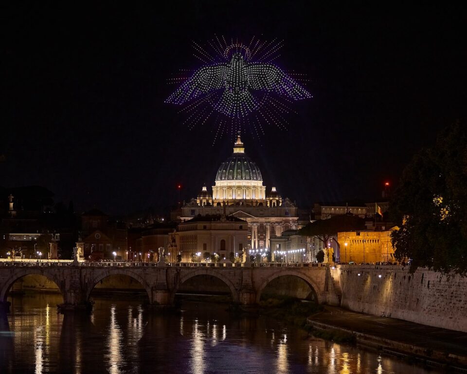 Uno spettacolo di 3mila droni ha trasformato il cielo sopra San Pietro in una tela vivente con messaggi di pace, immagini ispirate a Michelangelo e alla Cappella Sistina e il volto di Papa Francesco. 