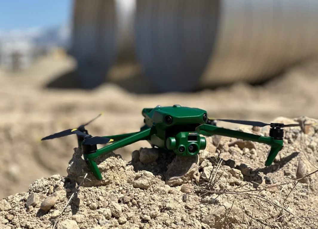 RAPTOR: droni commerciali professionali per missioni avanzate. Prestazioni di volo, dati sicuri e imaging di precisione.