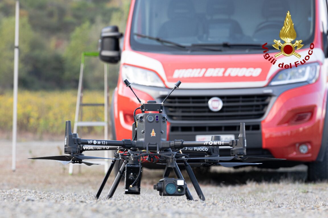Tre giorni di formazione per i piloti di droni dei vigili del fuoco dei comandi della Toscana. 17 i piloti del Nucleo SAPR (Sistemi Aeromobili Pilotaggio Remoto) coinvolti.