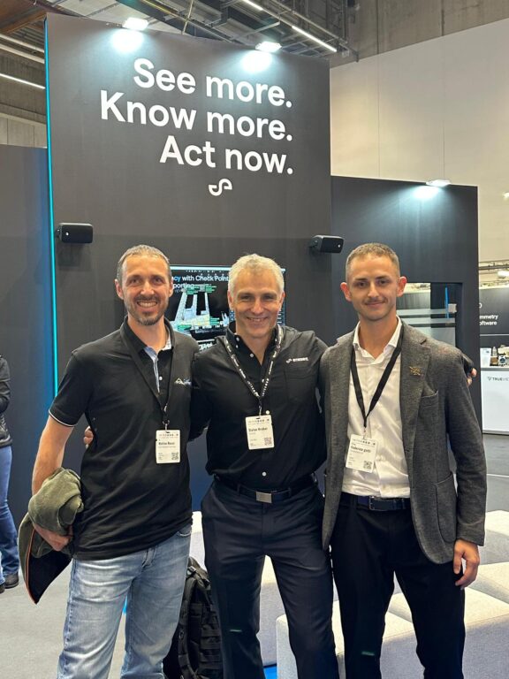 Durante l’evento, si sono gettate le basi per una possibile collaborazione con Emesent, leader nelle soluzioni LiDAR e mapping, insieme ai nostri partner di Forlì Ambiente, rappresentati da Matteo Bucci e Mattia Laghi.