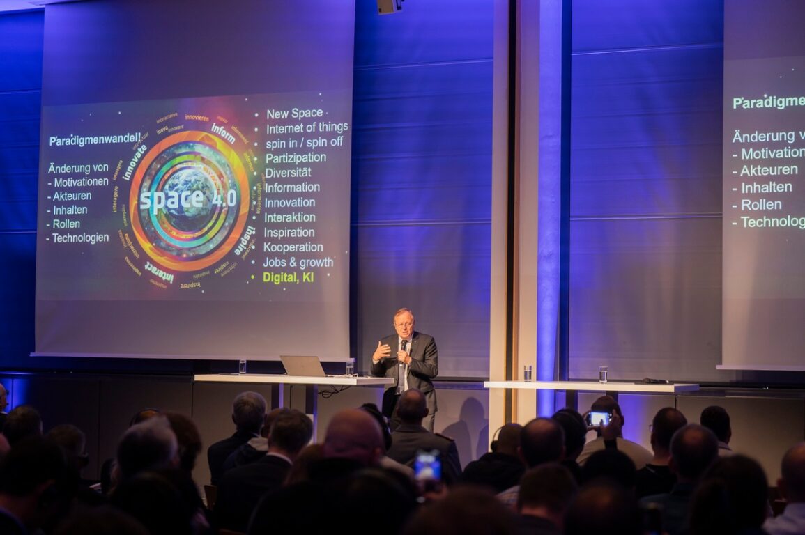 Johann-Dietrich Wörner, coordinatore per lo spazio della regione Assia, durante la sua keynote alla INTERGEO Conference 2025 ha evidenziato quanto l’osservazione della Terra e l’intelligenza artificiale siano fondamentali per costruire un futuro sostenibile.