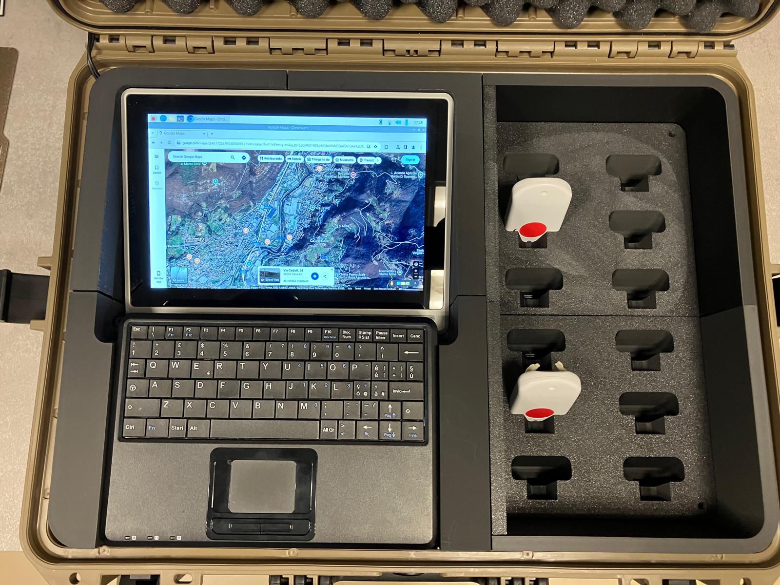 BTS-01: sistema di tracciamento box tattico per operazioni sul campo. Monitoraggio in tempo reale di asset e personale, sicurezza e autonomia garantite.