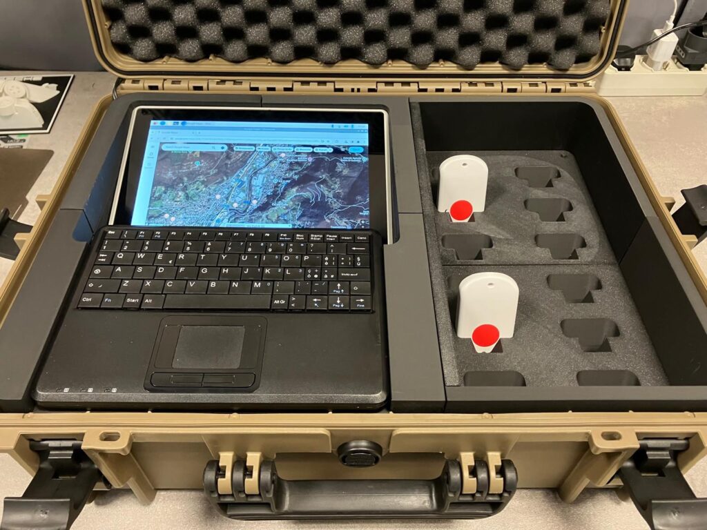 BTS-01: sistema di tracciamento box tattico per operazioni sul campo. Monitoraggio in tempo reale di asset e personale, sicurezza e autonomia garantite.