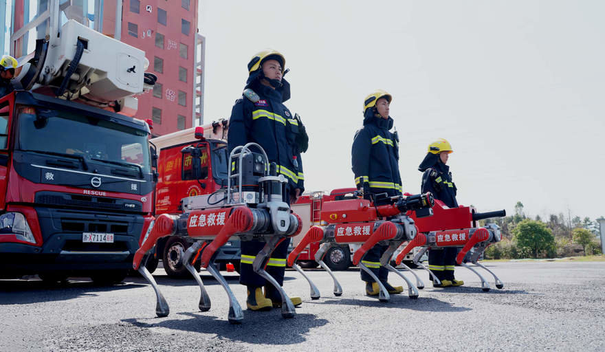 rogettati per accedere a zone inaccessibili e supportare i vigili del fuoco, questi robot segnano una nuova frontiera nella lotta agli incendi, soprattutto in scenari industriali, boschivi e urbani complessi.