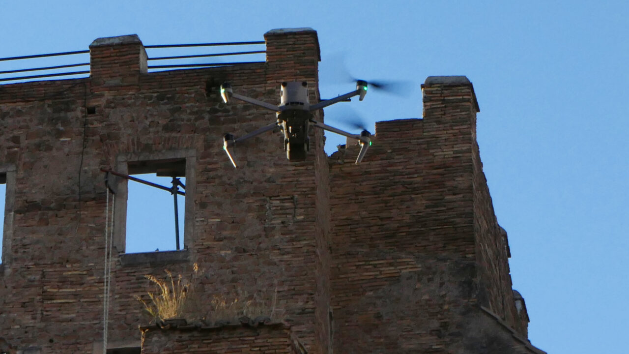 Il sopralluogo degli investigatori dei Carabinieri, coordinato dalla Procura di Roma, nell'area posta sotto sequestro a seguito del crollo parziale della Torre dei Conti e che ha causato la morte di un operaio.