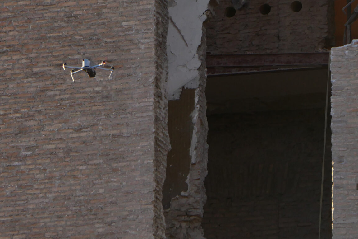 Il sopralluogo degli investigatori dei carabinieri, coordinato dalla procura di Roma, nell'area posta ieri notte sotto sequestro a seguito del crollo parziale della Torre dei Conti e che ha causato la morte di un operaio.