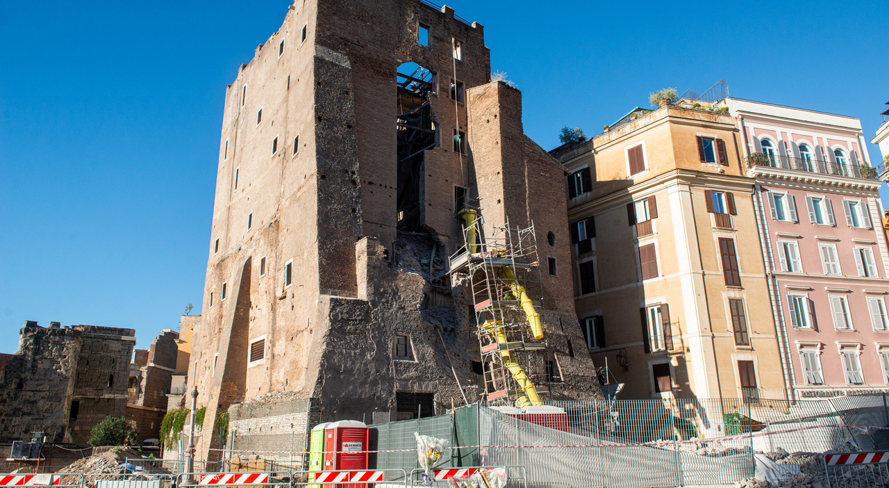Il sopralluogo degli investigatori dei Carabinieri, coordinato dalla Procura di Roma, nell'area posta sotto sequestro a seguito del crollo parziale della Torre dei Conti e che ha causato la morte di un operaio.