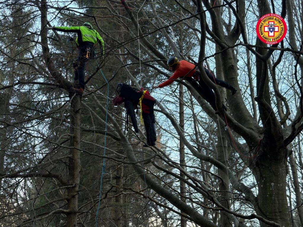 Simulato il ritrovamento di un fotografo e di un parapendista infortunati: in campo oltre 40 operatori, cani da ricerca e droni del Soccorso Alpino e Speleologico Piemontese.