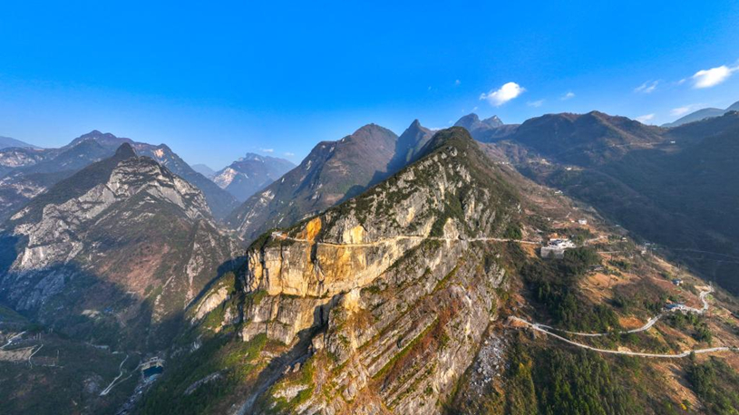 Droni agricoli multirotore trasportano pomeli dai terrazzamenti ai camion nel Guizhou, riducendo la manodopera pesante e migliorando qualità e redditività delle colture.