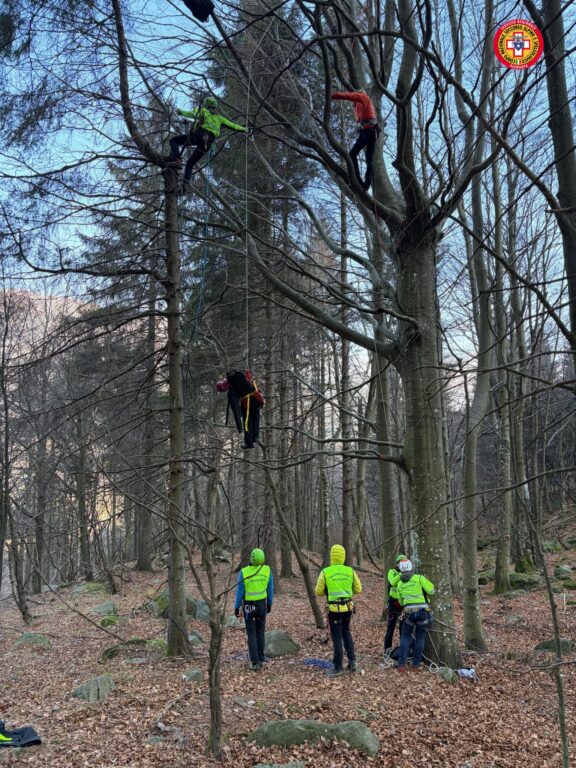 Simulato il ritrovamento di un fotografo e di un parapendista infortunati: in campo oltre 40 operatori, cani da ricerca e droni del Soccorso Alpino e Speleologico Piemontese.