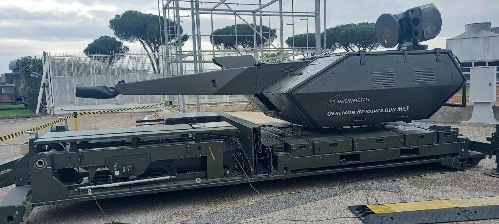 Consegnati i primi sistemi Skynex Rheinmetall all&rsquo;Esercito: difesa avanzata contro droni, munizioni vaganti e attacchi aerei asimmetrici.