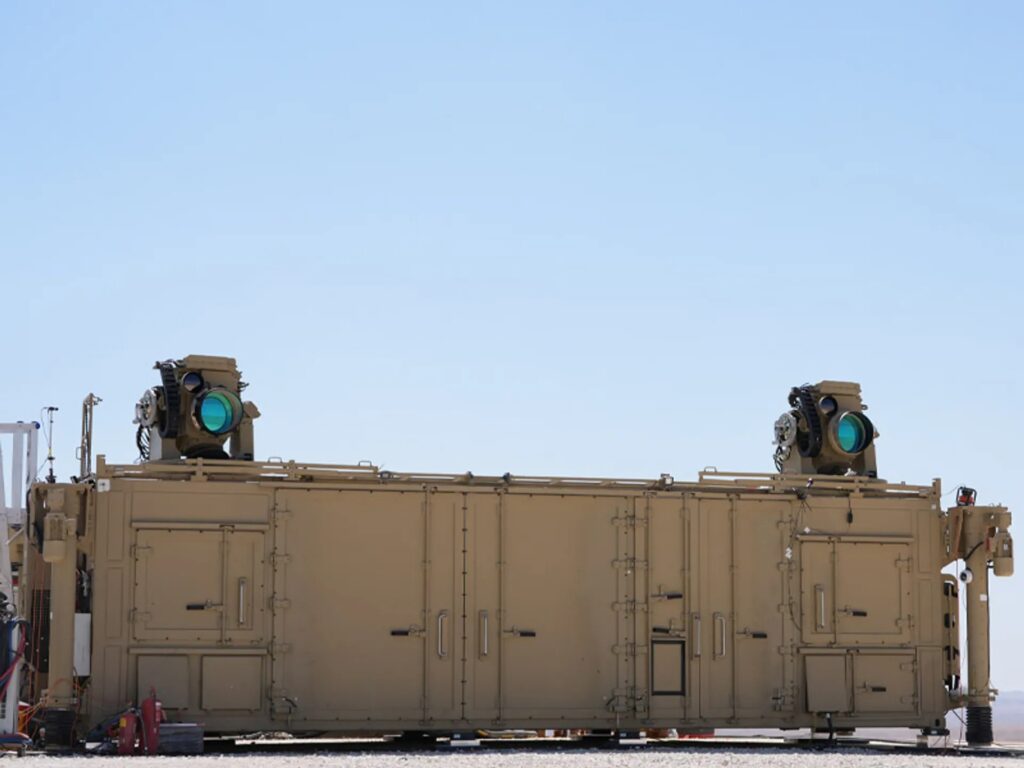 Iron Beam rivoluziona la difesa aerea israeliana: laser da 100 kW contro minacce multiple, integrazione avanzata e bassi costi operativi.