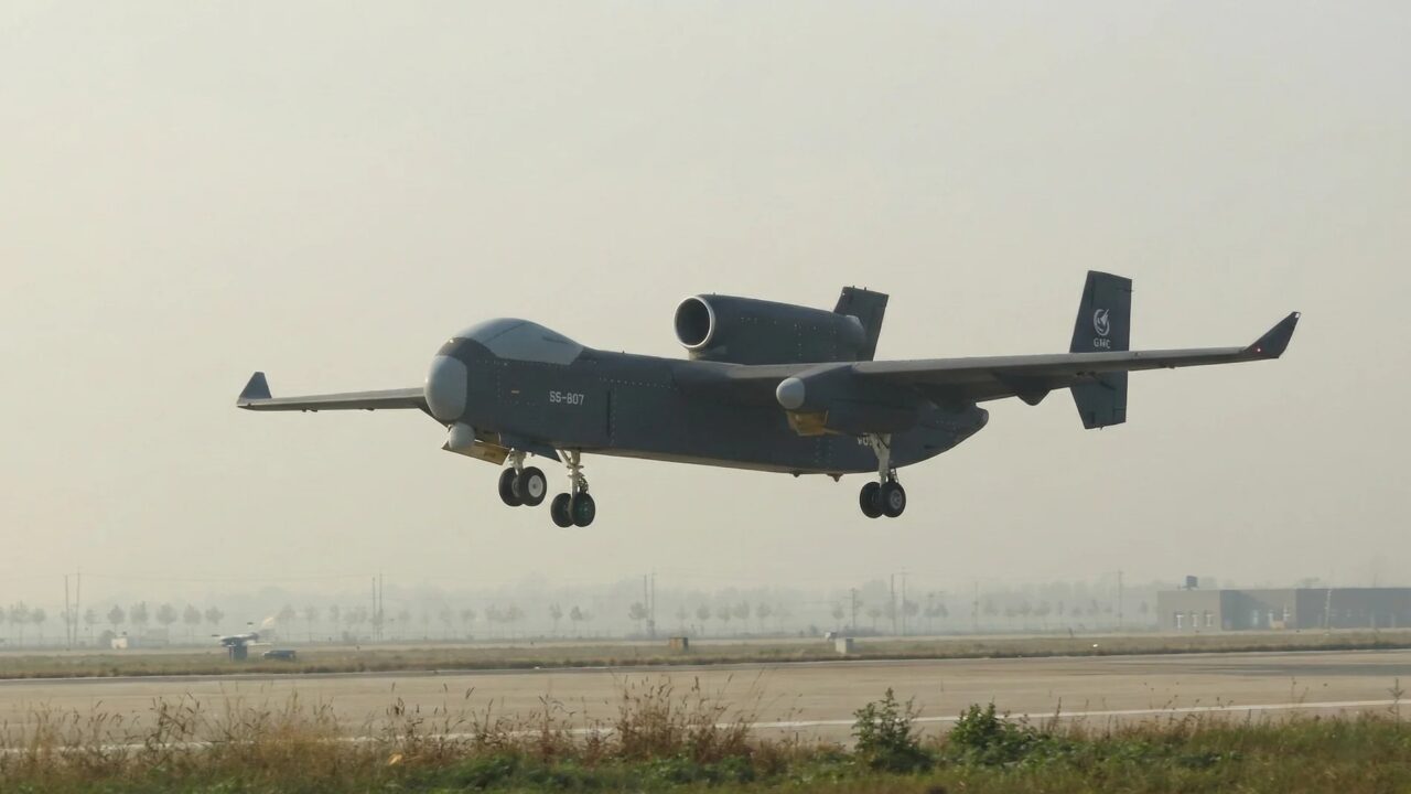 Jetank, drone madre cinese da record: payload 6.000 kg, gestione sciami UAV e nuove strategie militari.