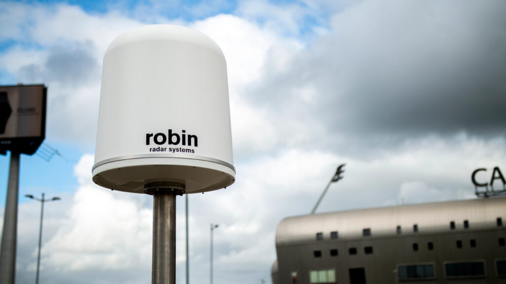 I Paesi Bassi adottano 100 radar IRIS per rafforzare la difesa delle infrastrutture critiche contro i droni non autorizzati e le minacce aeree emergenti.