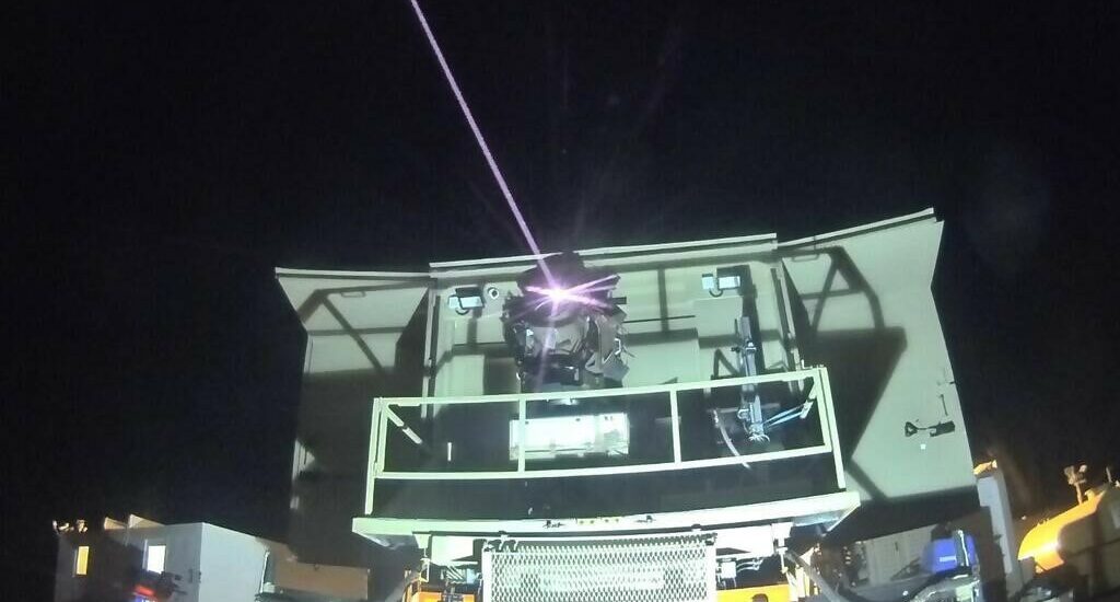 Israele introduce Iron Beam, il primo sistema laser operativo per la difesa aerea: neutralizza droni, razzi e missili con costi e tempi d&rsquo;intervento minimi.