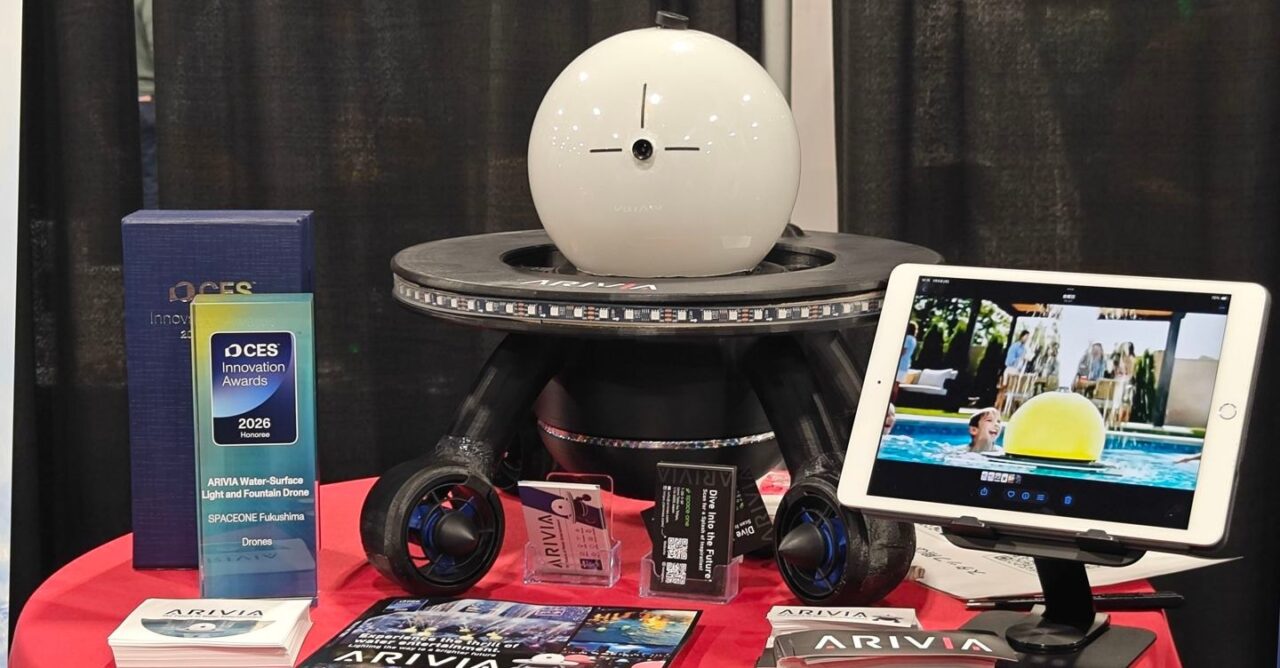Arivia, il drone acquatico premiato al CES 2026, integra fontane, LED, audio e GPS per spettacoli innovativi.