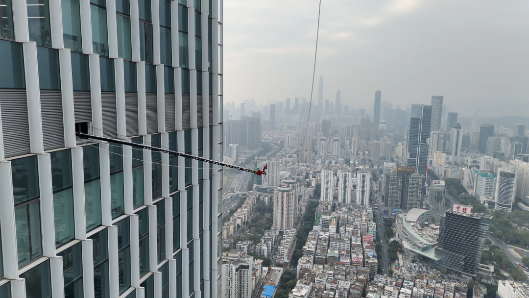 Una manichetta antincendio viene collegata a un sistema mobile di pressurizzazione al piano rifugio di un edificio alto, durante un test antincendio per grattacieli.