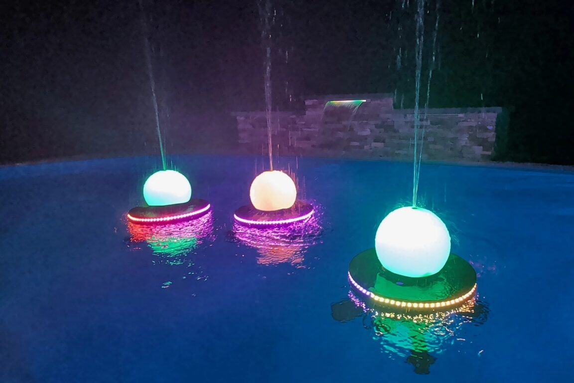 Grazie alla navigazione GPS, pi&ugrave; droni Arivia creano coreografie sull&rsquo;acqua precise e programmabili.