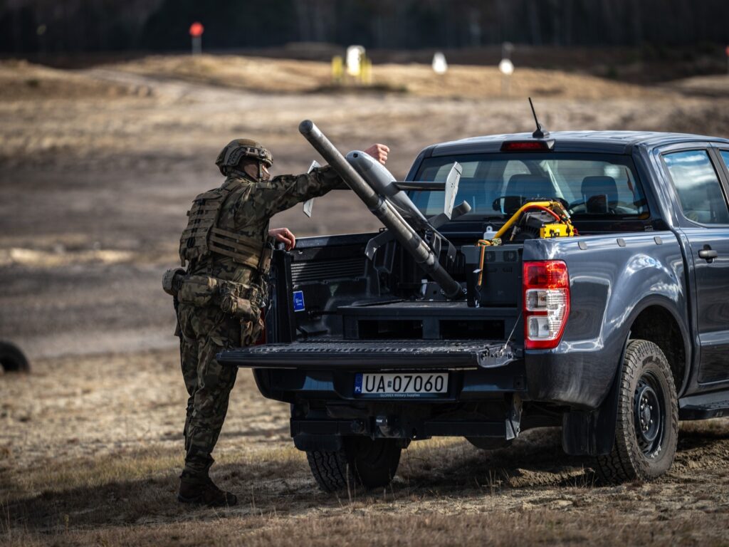 Un militare polacco prepara un sistema C‑UAS durante una dimostrazione operativa presso l&rsquo;area addestrativa di Nowa Dęba, in Polonia. (U.S. Army photo by Sgt. Luis Garcia)