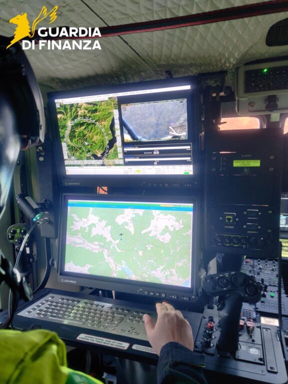 Un passaggio chiave della missione riguarda l&rsquo;impiego del sistema IMSI-IMEI Catcher, tecnologia in dotazione agli elicotteri della Guardia di Finanza.