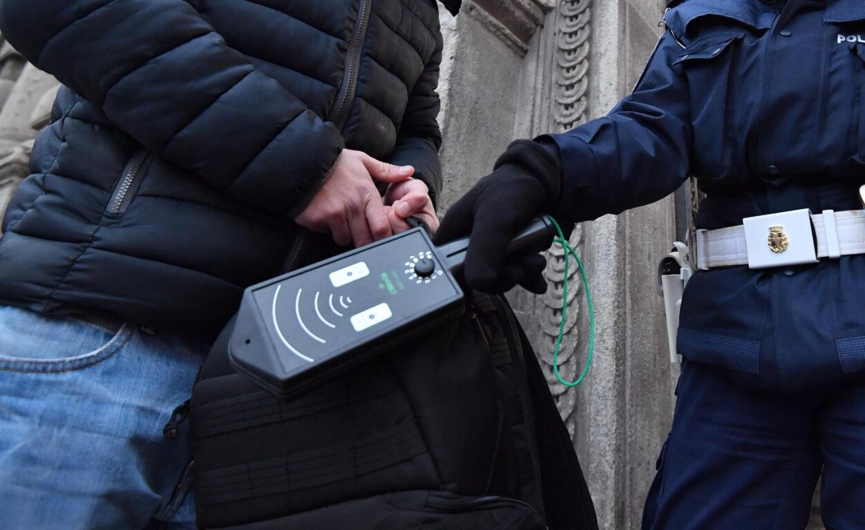 Metal detector e scuole: regia dei Prefetti e valutazione caso per caso per interventi negli istituti scolastici.