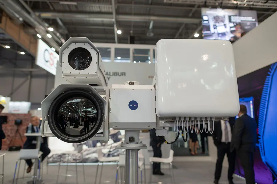 RETIA descrive ReCAS come soluzione anti-drone completa, ma senza dati pubblici su portate e tempi di reazione: focus su modularit&agrave; e integrazione sensori.