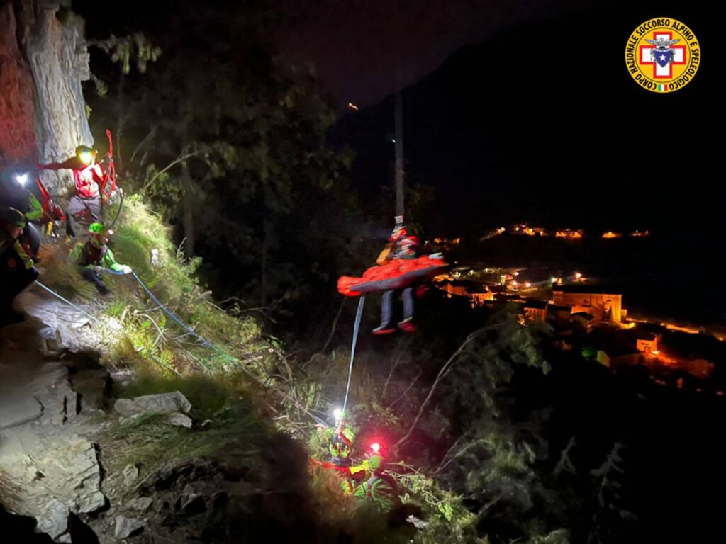 Soccorso Alpino con drone sulle Anguane: intervento notturno in ferrata con illuminazione dall&rsquo;alto per individuare e recuperare un&rsquo;escursionista bloccata. 