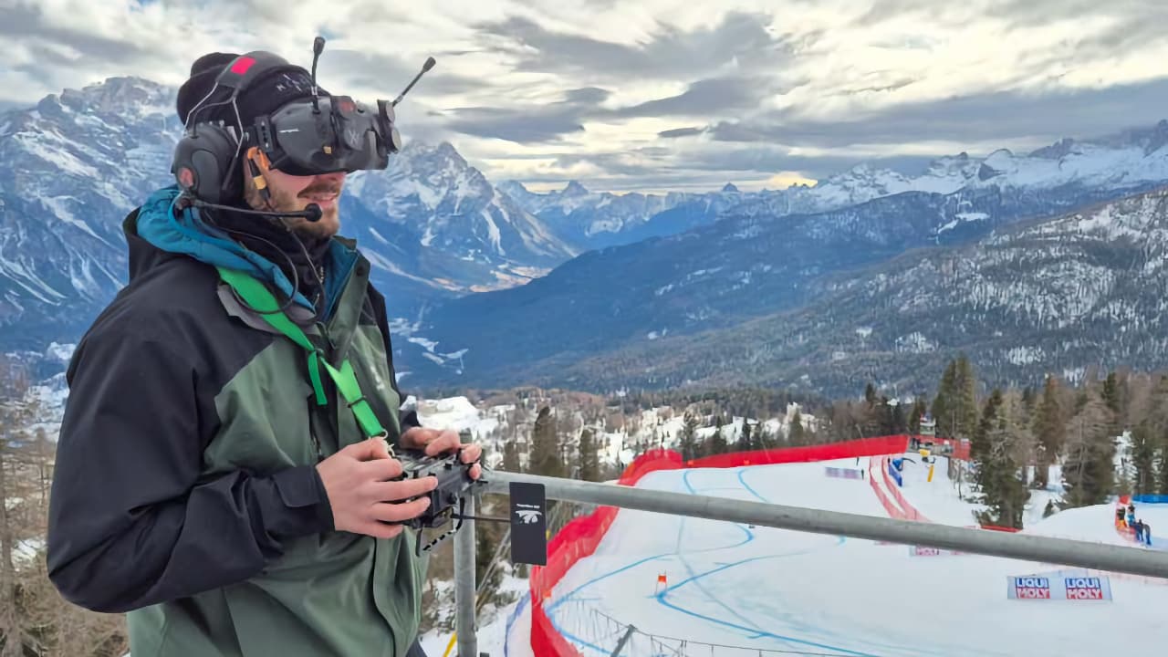 I droni first-person-view seguono gli atleti da vicino in sci alpino, big air e sport di scivolamento, con inquadrature &ldquo;dentro&rdquo; l&rsquo;azione.