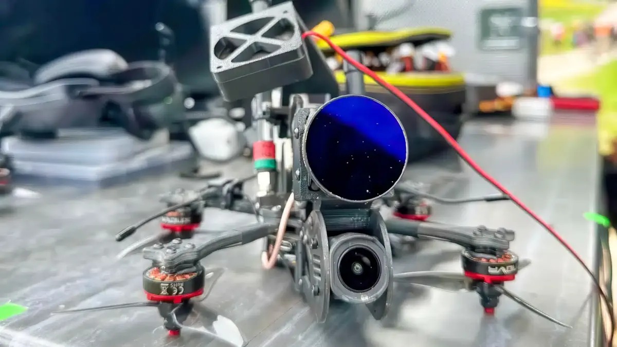 Il CIO definisce i droni FPV un&rsquo;evoluzione dello spettacolo, ma ribadisce la priorit&agrave; di non interferire con la competizione.