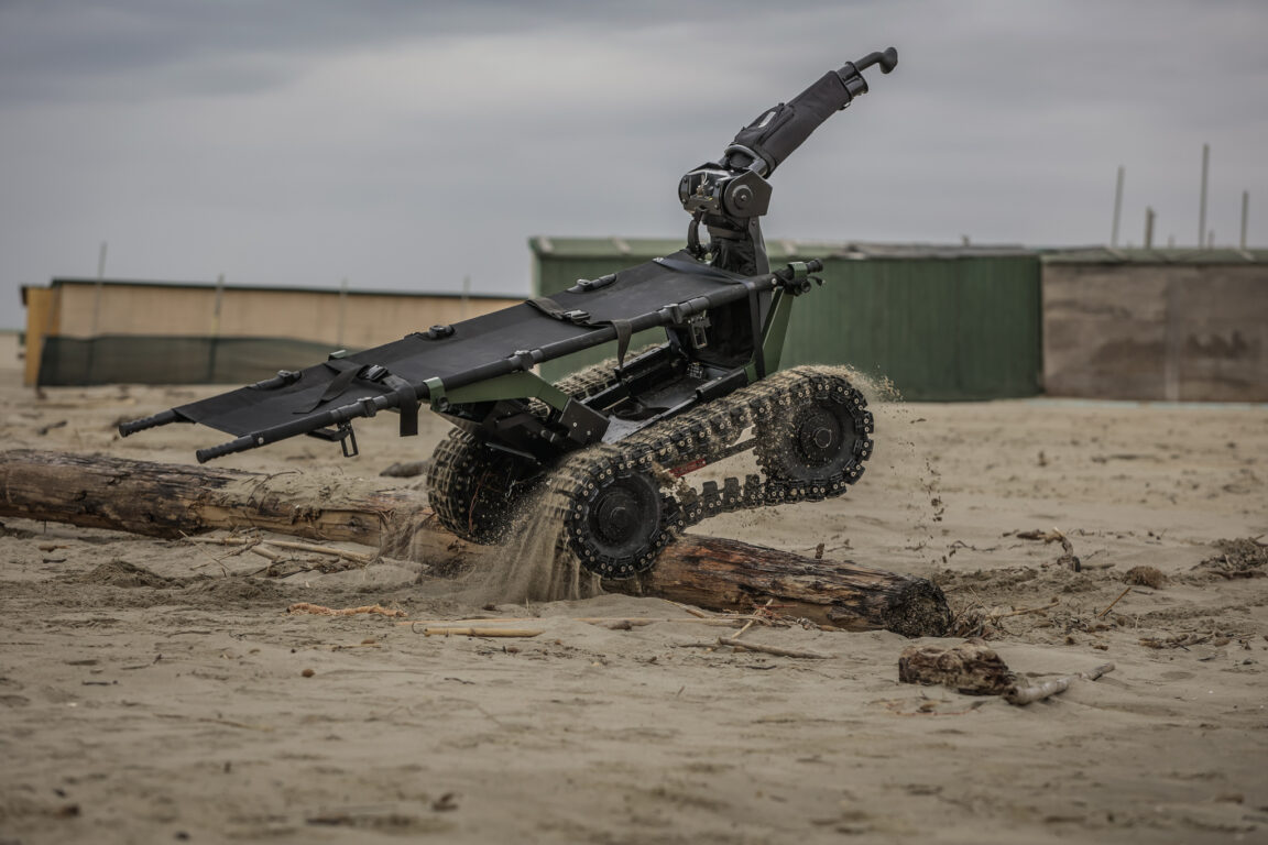 Controllo remoto su terreno complesso: valutazione su autonomia, robustezza, semplicit&agrave; di controllo e gestione del segnale degradato. Immagini messe a disposizione con licenza CC-BY-NC-SA 3.0 IT.