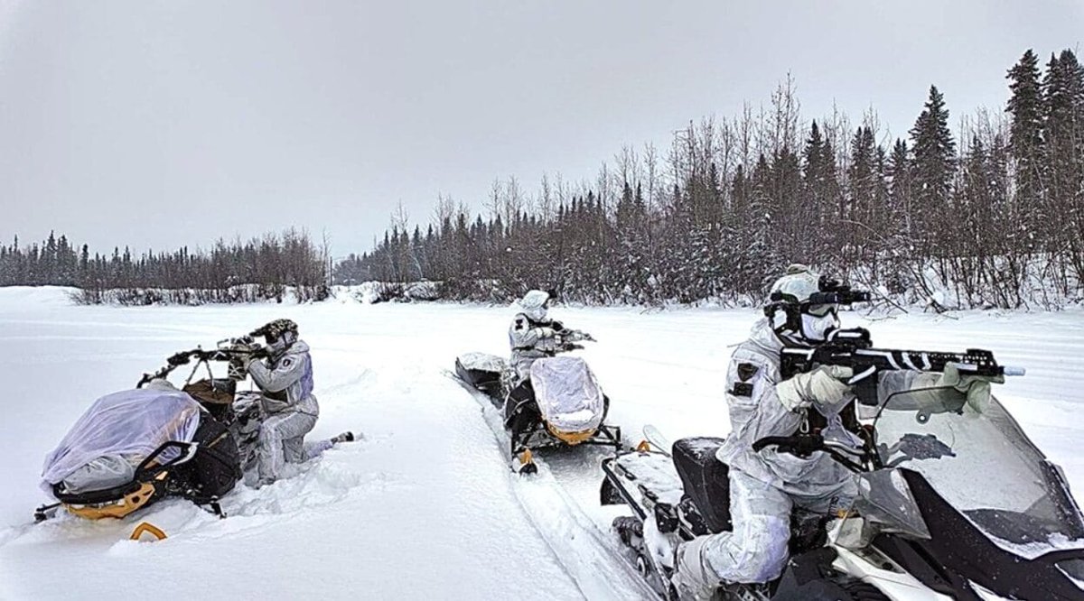 Operatori del 4° Reggimento Alpini Paracadutisti in movimento tattico durante l'esercitazione JPMRC-AK in ambiente artico.