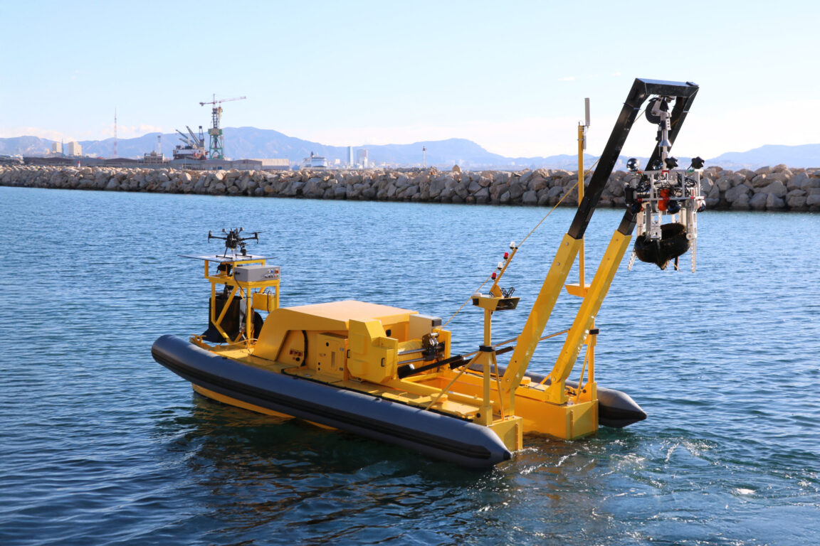SeaClear2.0 usa una flotta coordinata: navi automatizzate, droni aerei e ROV autonomi per pulire i fondali.