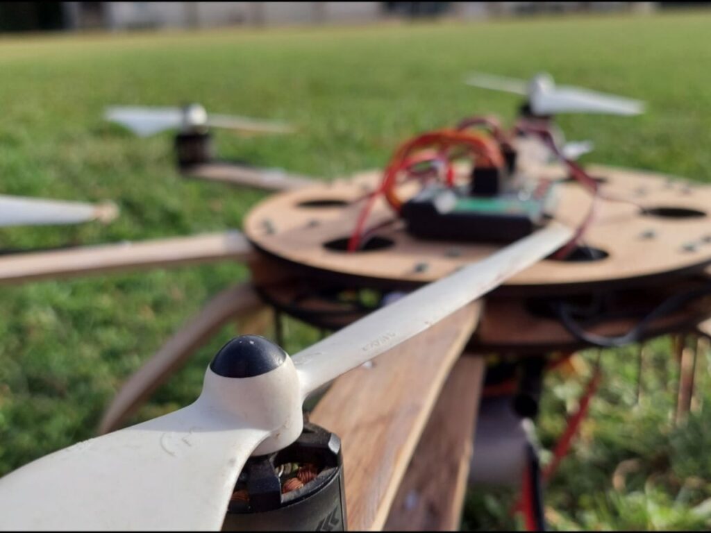 Il prototipo risulta oltre il 20% più leggero rispetto a droni equivalenti in fibra di carbonio, con benefici su autonomia e payload.