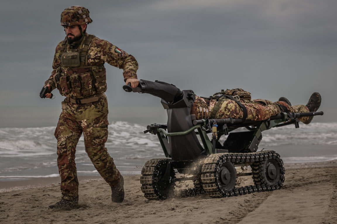 Il 187&ordm; Reggimento &ldquo;Folgore&rdquo; avvia la valutazione operativa di un trasportatore robotico a controllo remoto per la fanteria leggera. Immagini messe a disposizione con licenza CC-BY-NC-SA 3.0 IT.