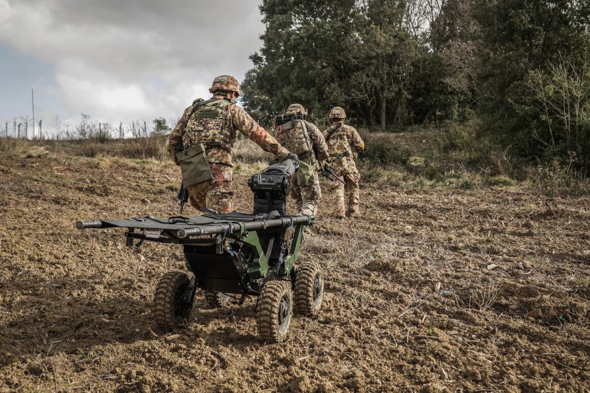 Un robot da trasporto pu&ograve; ridurre il carico individuale e rendere pi&ugrave; prevedibile la disponibilit&agrave; di materiali lungo l&rsquo;azione. Immagini messe a disposizione con licenza CC-BY-NC-SA 3.0 IT.